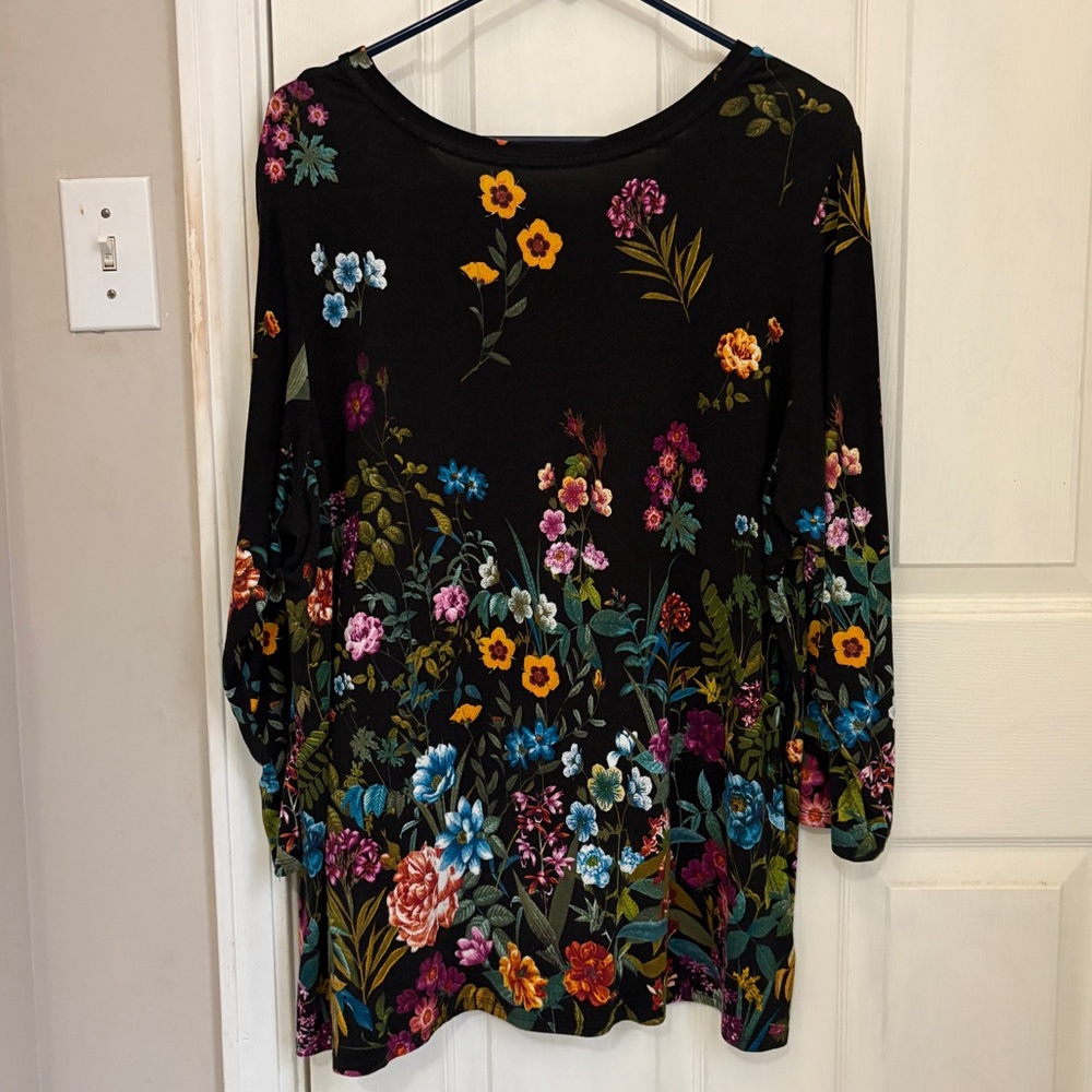 Investments Essentials Floral Print Top - Picture 4 of 5